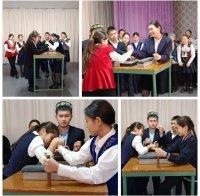 Көңілді үзіліс кезінде қыздар арасында қол күрес.