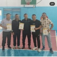 Жарысқа балаларды дайындағаны үшін және ұйымдастыруға үлес қосқаны үшін дене шынықтыру пәні мұғалімі Дархан Шафхатұлы мадақтама мен марапатталады